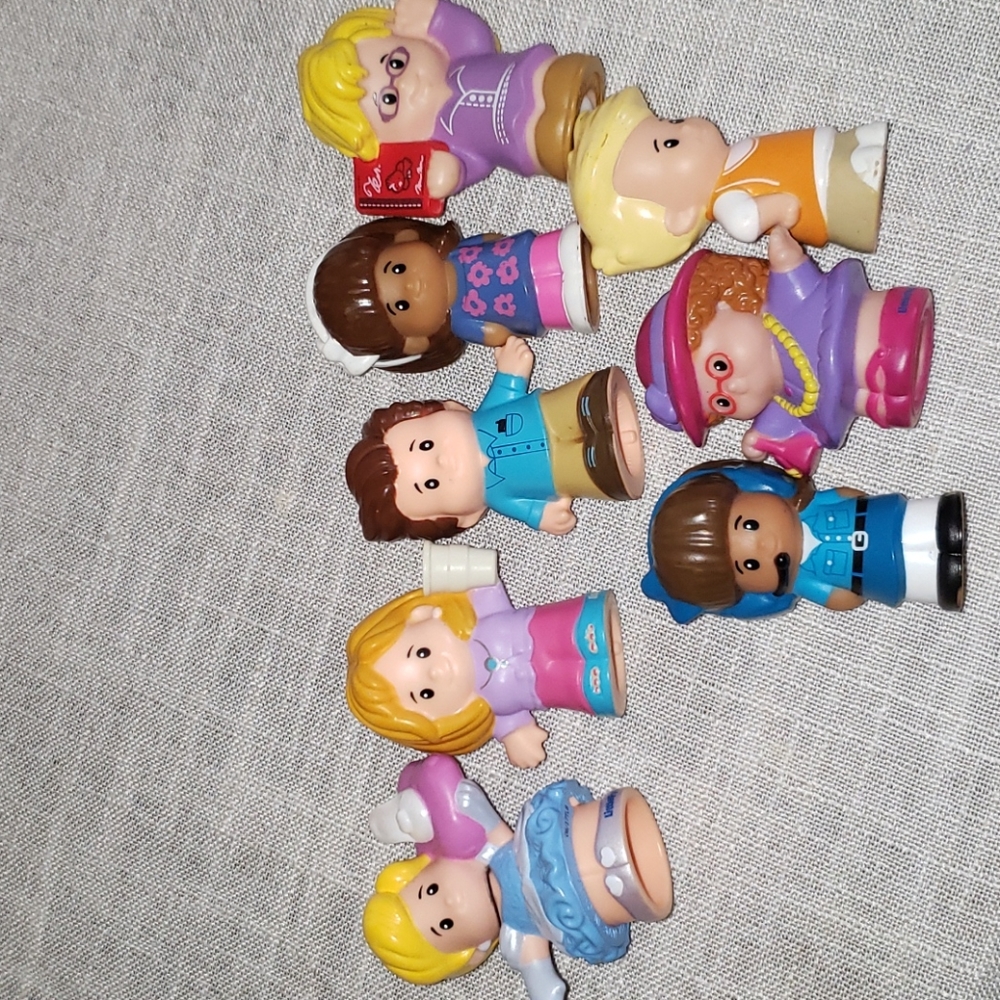 Eight little people figures